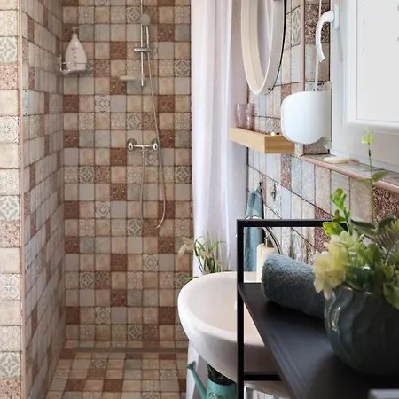 Ezuestfenyo Vendeghaz * Balatonalmadi