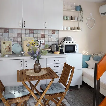 Ezuestfenyo Vendeghaz * Balatonalmadi