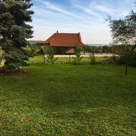Ezuestfenyo Vendeghaz Apartment Balatonalmadi