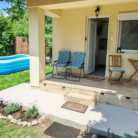 Homestay Ezuestfenyo Vendeghaz Balatonalmadi