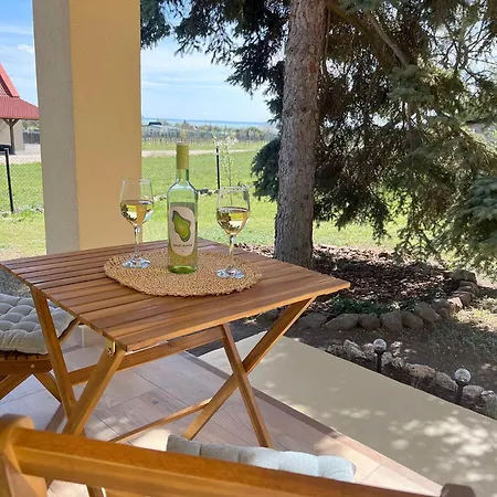 Ezuestfenyo Vendeghaz * Balatonalmadi
