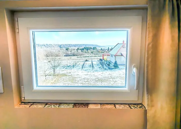Ezuestfenyo Vendeghaz * Balatonalmadi